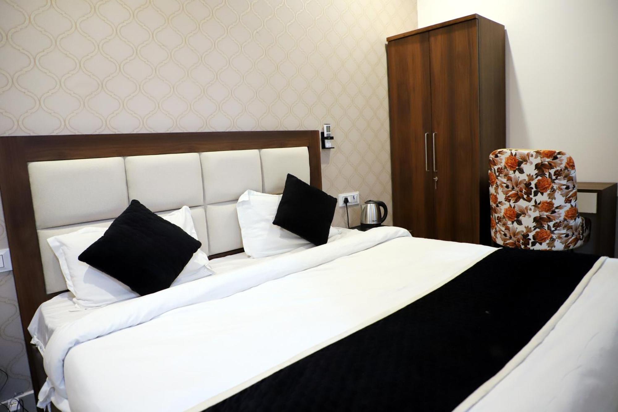 Royal Park Inn Greater Noida Exterior foto